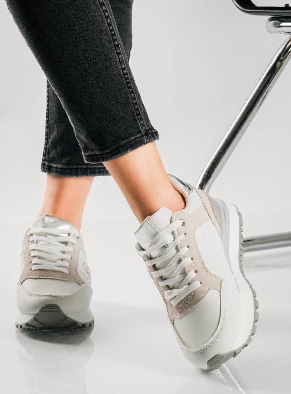 Δίσολα sneakers σε αθλητικό ύφος και minimal διχρωμία ΑΣΠΡΟ Δίσολα sneakers σε αθλητικό ύφος και minimal διχρωμία ΑΣΠΡΟ