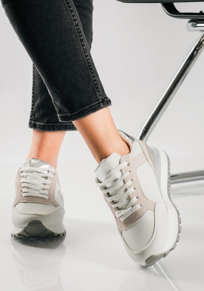 Δίσολα sneakers σε αθλητικό ύφος και minimal διχρωμία ΑΣΠΡΟ