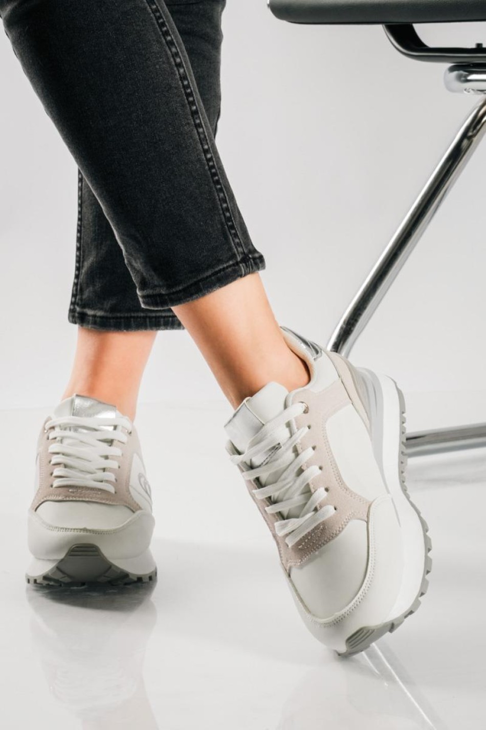 Δίσολα sneakers σε αθλητικό ύφος και minimal διχρωμία ΑΣΠΡΟ Δίσολα sneakers σε αθλητικό ύφος και minimal διχρωμία ΑΣΠΡΟ