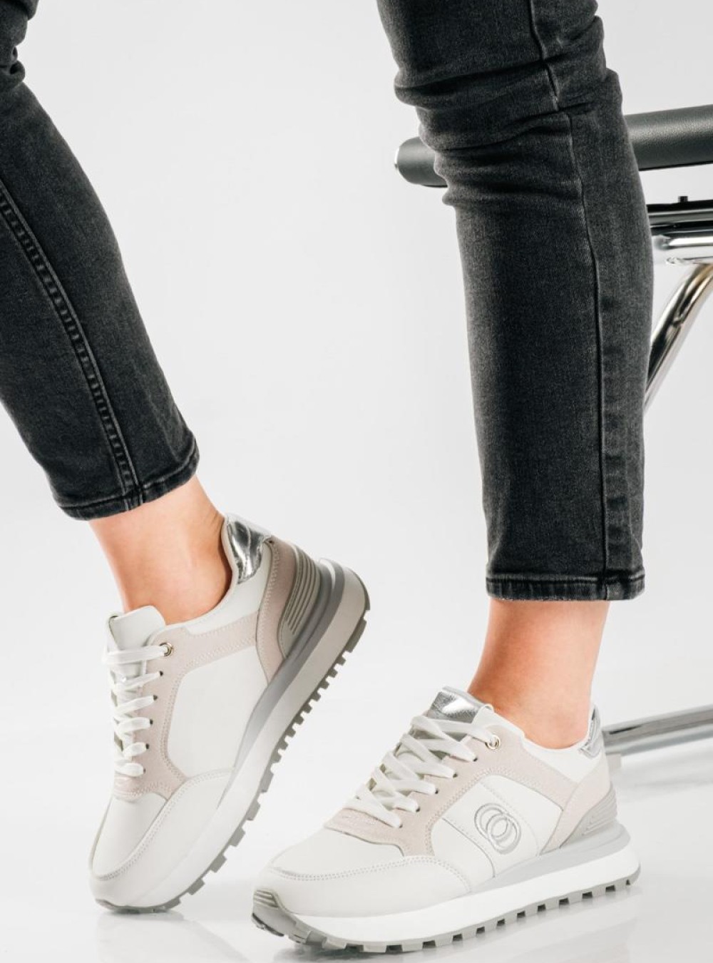 Δίσολα sneakers σε αθλητικό ύφος και minimal διχρωμία ΑΣΠΡΟ Δίσολα sneakers σε αθλητικό ύφος και minimal διχρωμία ΑΣΠΡΟ