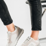Δίσολα sneakers σε αθλητικό ύφος και minimal διχρωμία ΑΣΠΡΟ Δίσολα sneakers σε αθλητικό ύφος και minimal διχρωμία ΑΣΠΡΟ