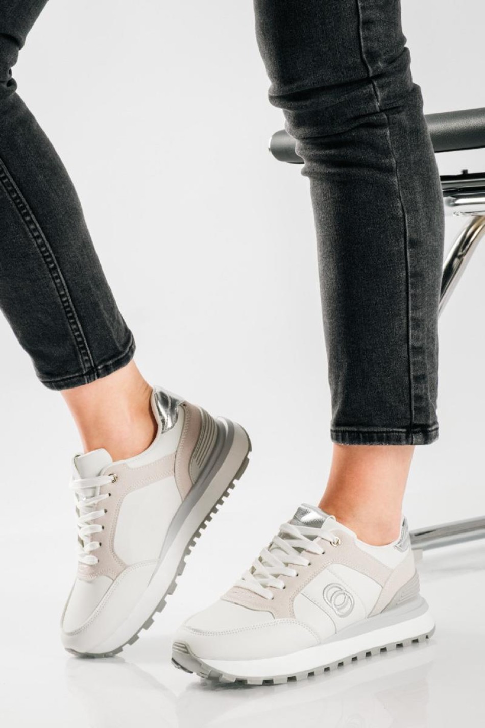 Δίσολα sneakers σε αθλητικό ύφος και minimal διχρωμία ΑΣΠΡΟ Δίσολα sneakers σε αθλητικό ύφος και minimal διχρωμία ΑΣΠΡΟ