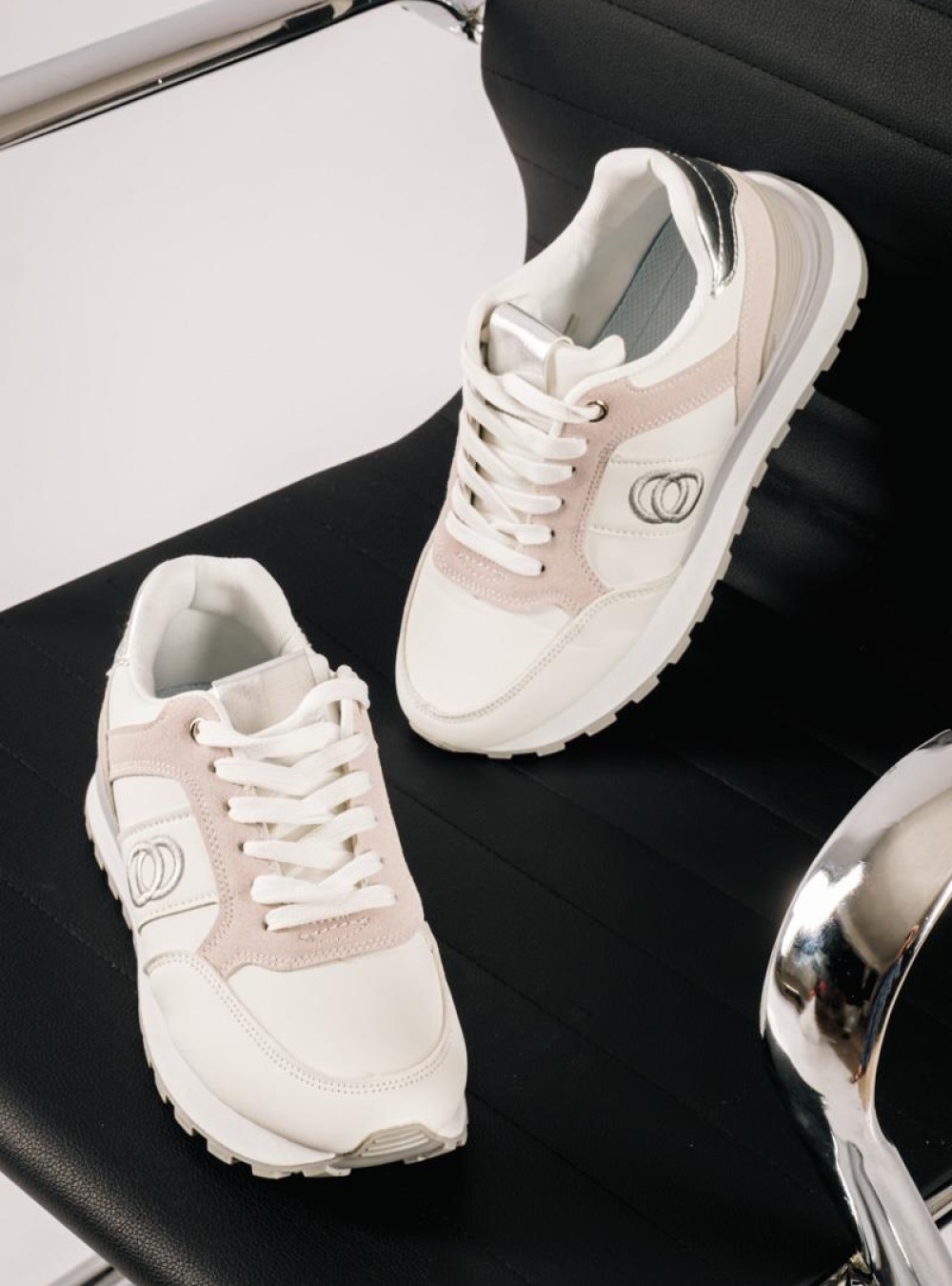 Δίσολα sneakers σε αθλητικό ύφος και minimal διχρωμία ΑΣΠΡΟ Δίσολα sneakers σε αθλητικό ύφος και minimal διχρωμία ΑΣΠΡΟ