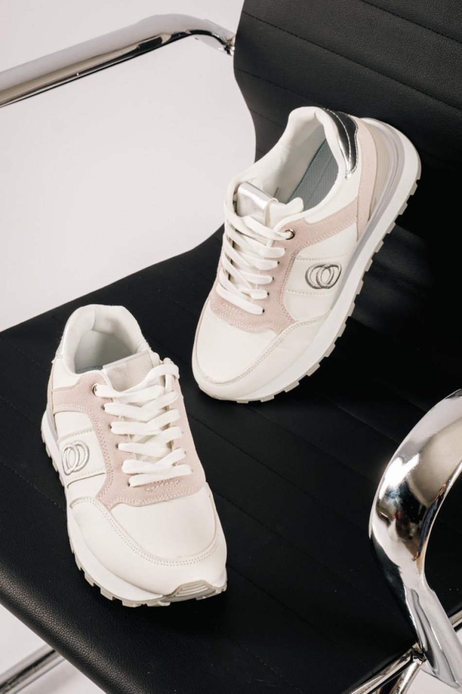 Δίσολα sneakers σε αθλητικό ύφος και minimal διχρωμία ΑΣΠΡΟ Δίσολα sneakers σε αθλητικό ύφος και minimal διχρωμία ΑΣΠΡΟ