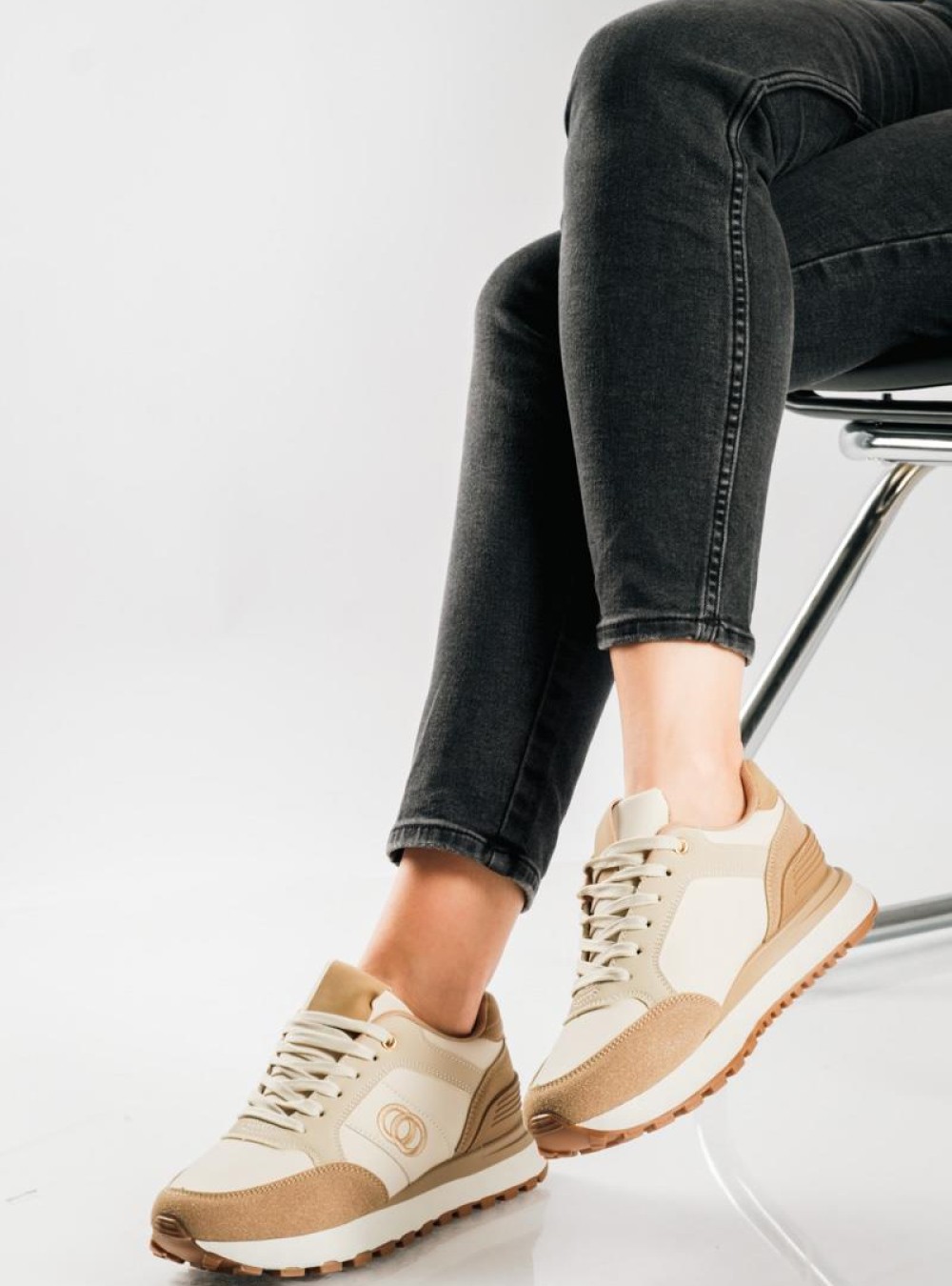 Δίσολα sneakers σε αθλητικό ύφος και minimal διχρωμία ΜΠΕΖ Δίσολα sneakers σε αθλητικό ύφος και minimal διχρωμία ΜΠΕΖ