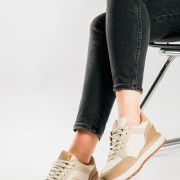 Δίσολα sneakers σε αθλητικό ύφος και minimal διχρωμία ΜΠΕΖ Δίσολα sneakers σε αθλητικό ύφος και minimal διχρωμία ΜΠΕΖ