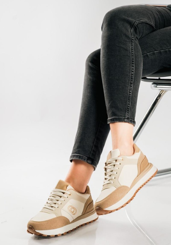 Δίσολα sneakers σε αθλητικό ύφος και minimal διχρωμία ΜΠΕΖ