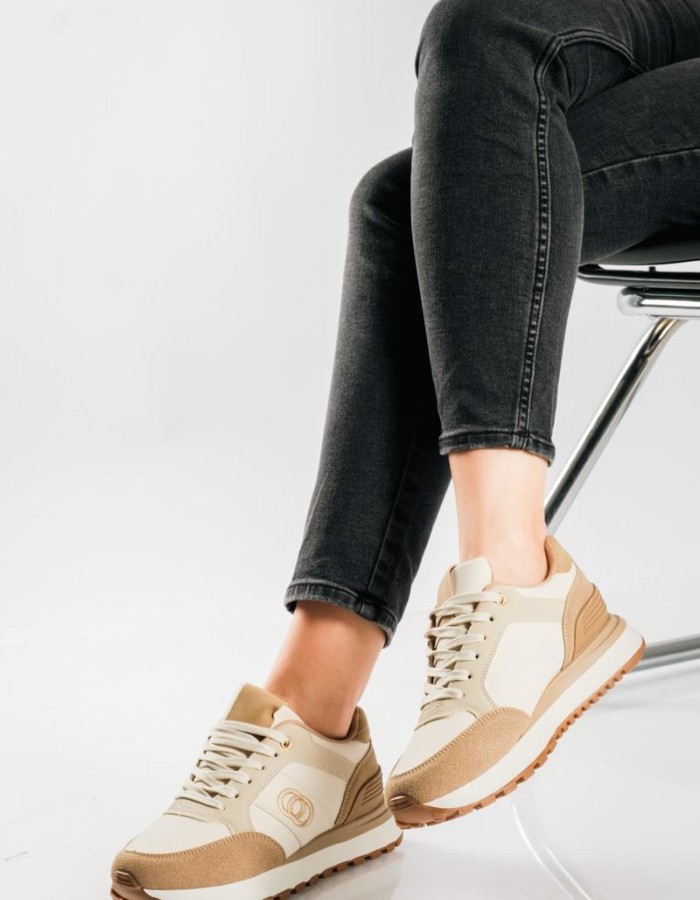 Δίσολα sneakers σε αθλητικό ύφος και minimal διχρωμία ΜΠΕΖ