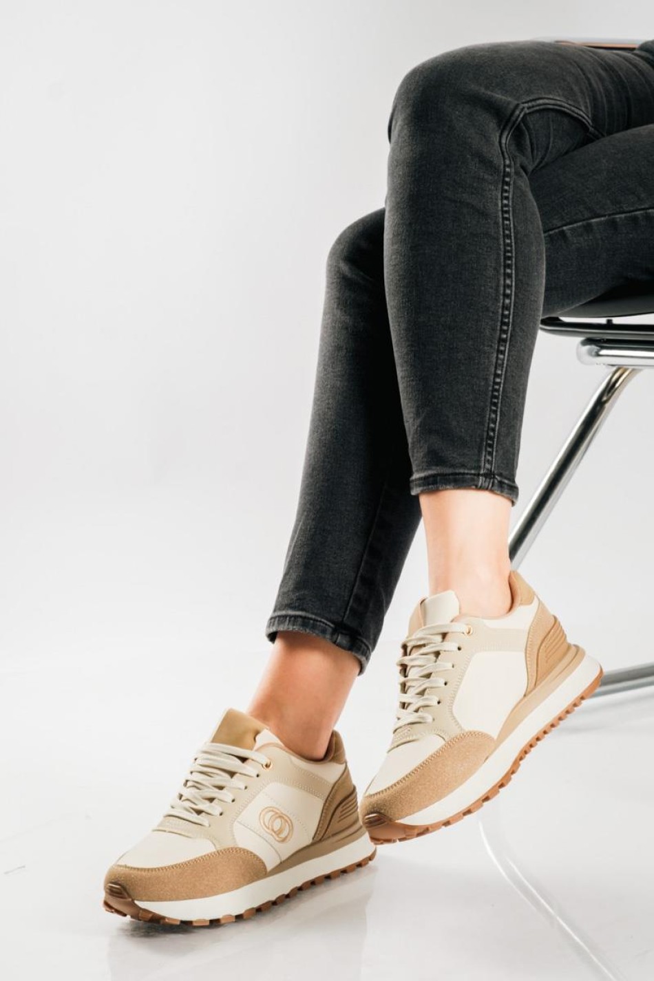 Δίσολα sneakers σε αθλητικό ύφος και minimal διχρωμία ΜΠΕΖ