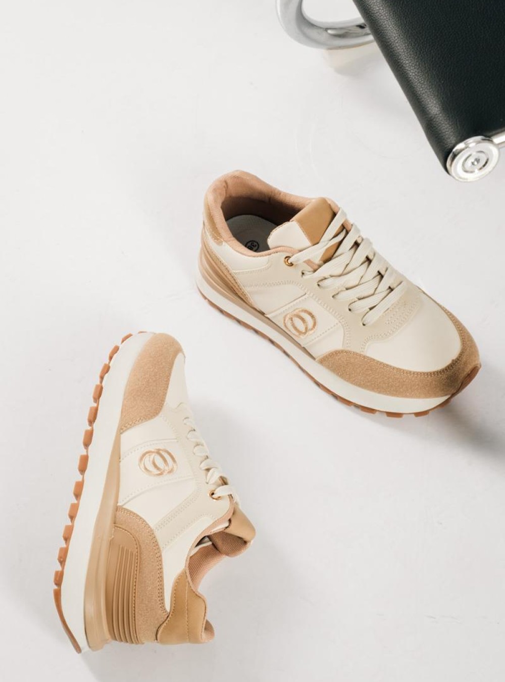 Δίσολα sneakers σε αθλητικό ύφος και minimal διχρωμία ΜΠΕΖ Δίσολα sneakers σε αθλητικό ύφος και minimal διχρωμία ΜΠΕΖ