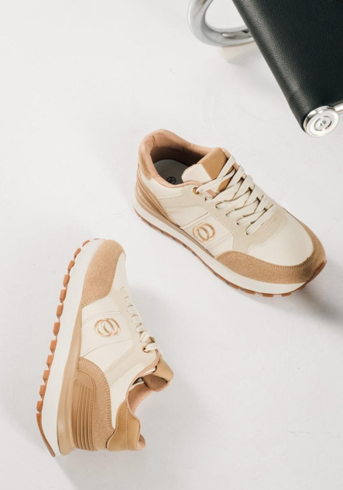 Δίσολα sneakers σε αθλητικό ύφος και minimal διχρωμία ΜΠΕΖ