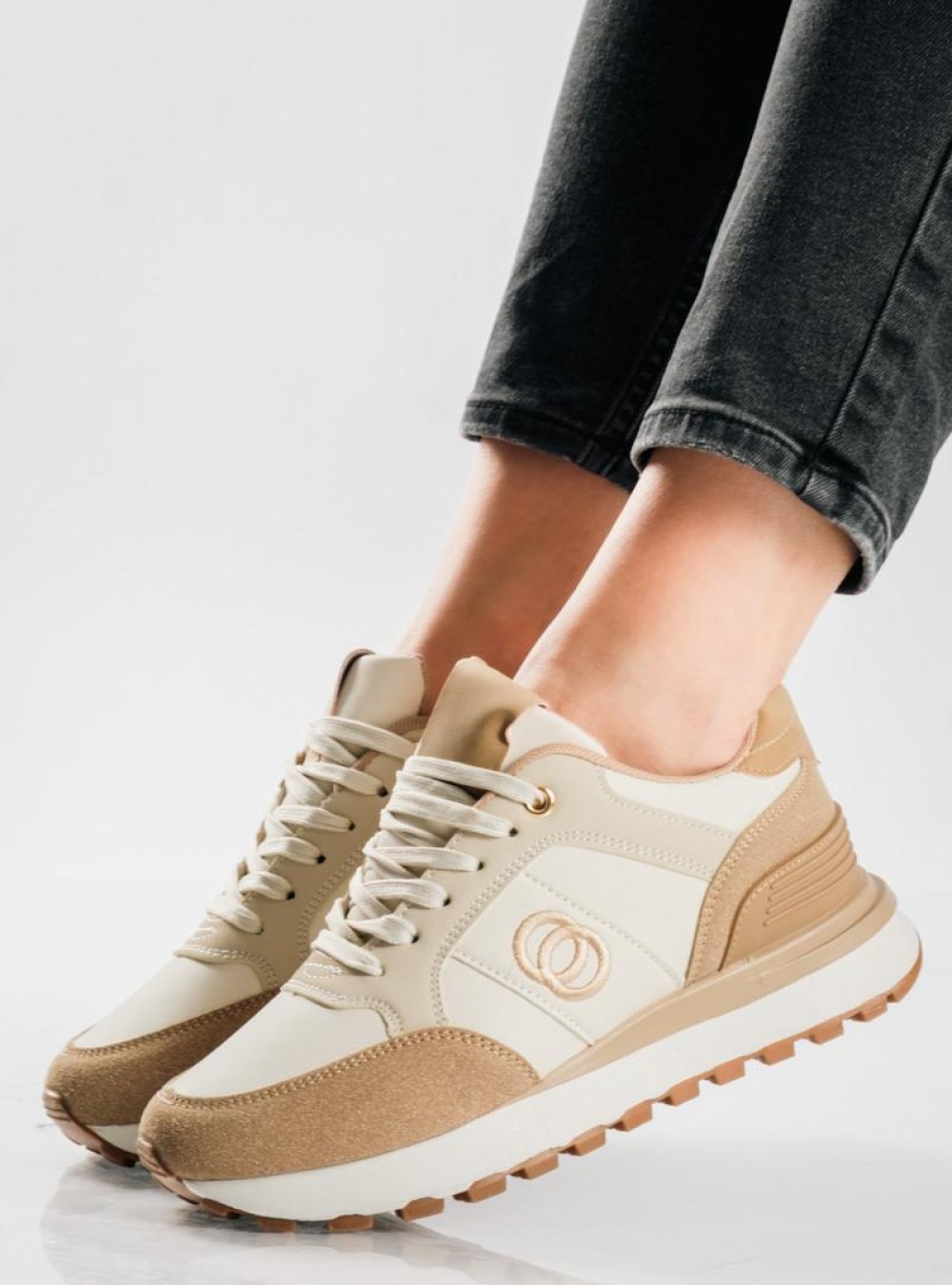 Δίσολα sneakers σε αθλητικό ύφος και minimal διχρωμία ΜΠΕΖ Δίσολα sneakers σε αθλητικό ύφος και minimal διχρωμία ΜΠΕΖ