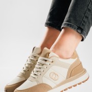 Δίσολα sneakers σε αθλητικό ύφος και minimal διχρωμία ΜΠΕΖ Δίσολα sneakers σε αθλητικό ύφος και minimal διχρωμία ΜΠΕΖ