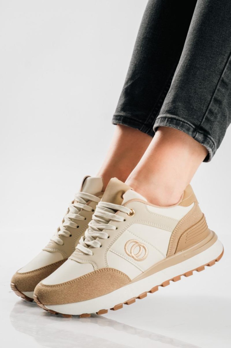 Δίσολα sneakers σε αθλητικό ύφος και minimal διχρωμία ΜΠΕΖ Δίσολα sneakers σε αθλητικό ύφος και minimal διχρωμία ΜΠΕΖ