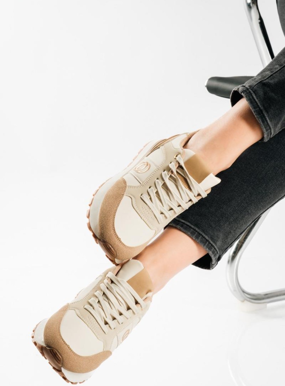 Δίσολα sneakers σε αθλητικό ύφος και minimal διχρωμία ΜΠΕΖ Δίσολα sneakers σε αθλητικό ύφος και minimal διχρωμία ΜΠΕΖ