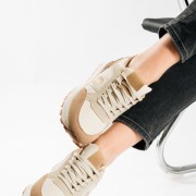 Δίσολα sneakers σε αθλητικό ύφος και minimal διχρωμία ΜΠΕΖ Δίσολα sneakers σε αθλητικό ύφος και minimal διχρωμία ΜΠΕΖ