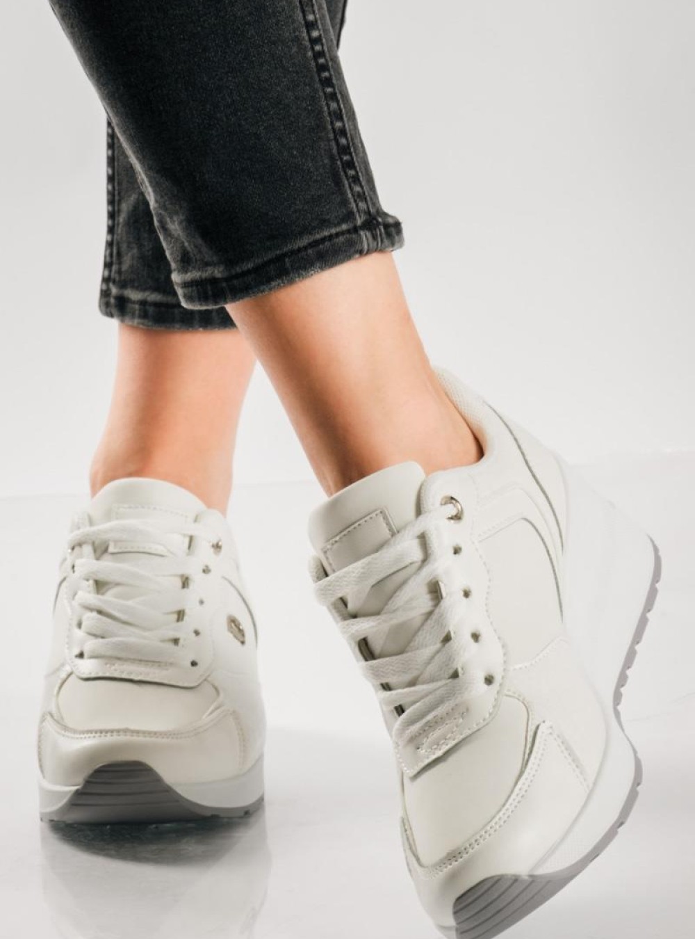 Casual sneakers με πλατφόρμα και διακριτικές κροκό λεπτομέρειες ΑΣΠΡΟ Casual sneakers με πλατφόρμα και διακριτικές κροκό λεπτομέρειες ΑΣΠΡΟ