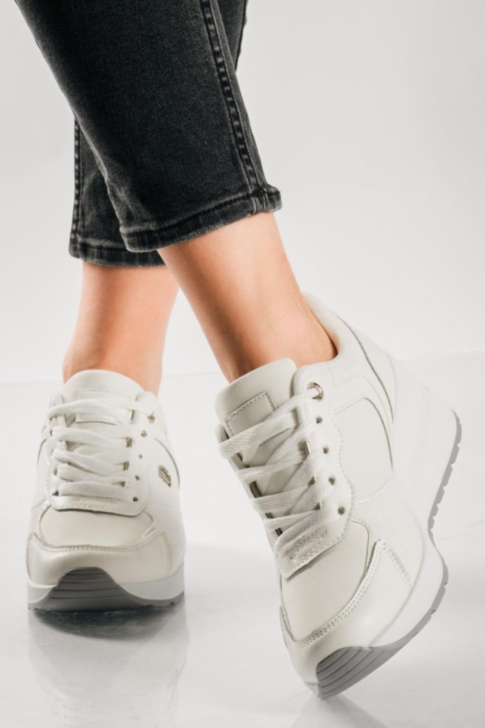 Casual sneakers με πλατφόρμα και διακριτικές κροκό λεπτομέρειες ΑΣΠΡΟ