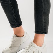Casual sneakers με πλατφόρμα και διακριτικές κροκό λεπτομέρειες ΑΣΠΡΟ Casual sneakers με πλατφόρμα και διακριτικές κροκό λεπτομέρειες ΑΣΠΡΟ