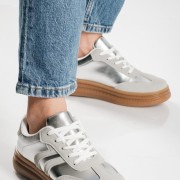 Retro sneakers σε μεταλλικές αποχρώσεις ΑΣΗΜΙ Retro sneakers σε μεταλλικές αποχρώσεις ΑΣΗΜΙ
