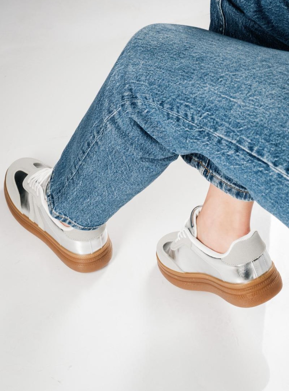Retro sneakers σε μεταλλικές αποχρώσεις ΑΣΗΜΙ Retro sneakers σε μεταλλικές αποχρώσεις ΑΣΗΜΙ
