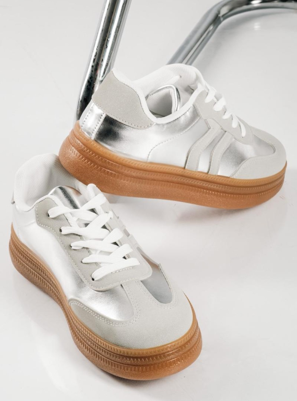 Retro sneakers σε μεταλλικές αποχρώσεις ΑΣΗΜΙ Retro sneakers σε μεταλλικές αποχρώσεις ΑΣΗΜΙ