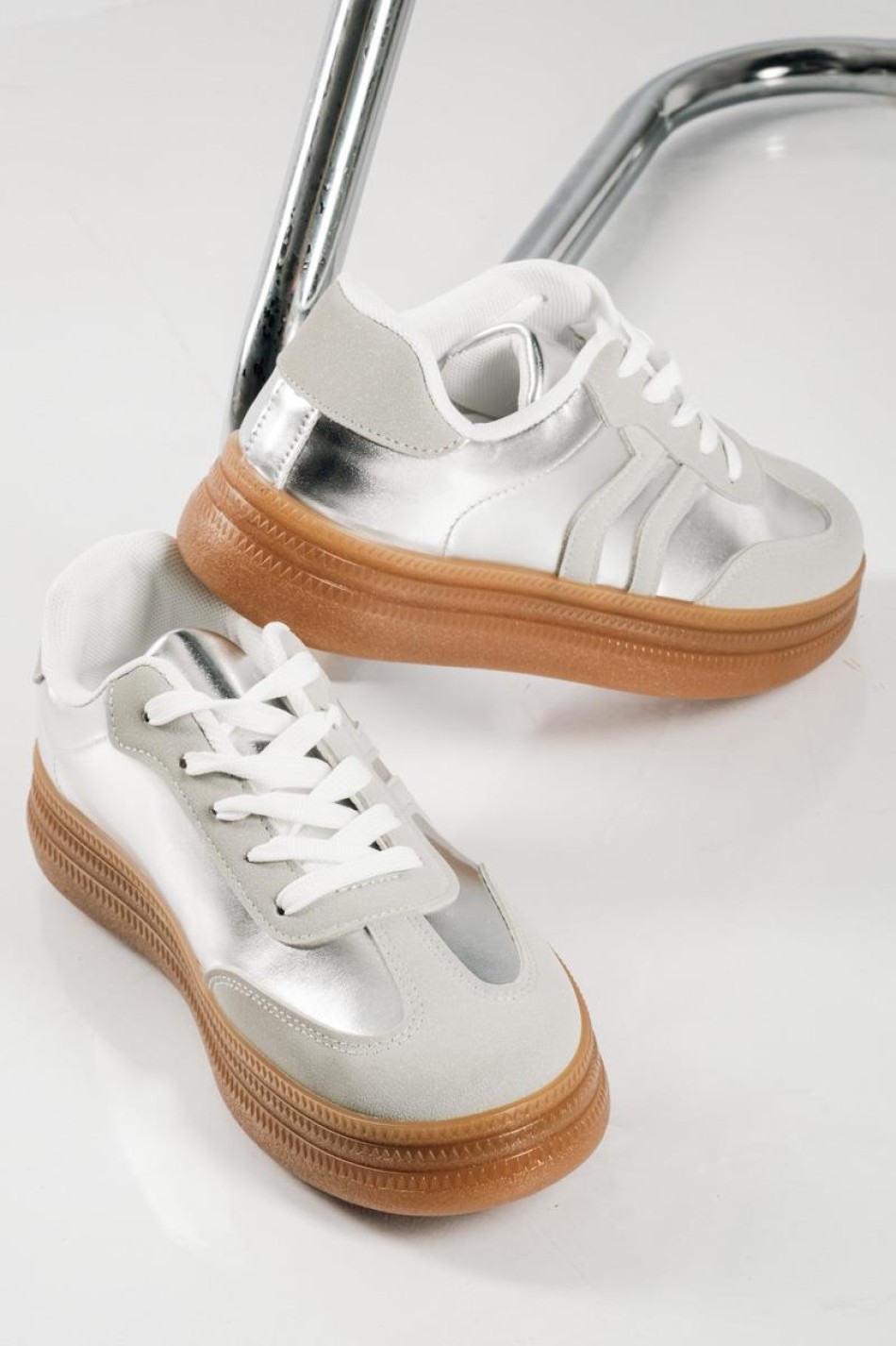Retro sneakers σε μεταλλικές αποχρώσεις ΑΣΗΜΙ Retro sneakers σε μεταλλικές αποχρώσεις ΑΣΗΜΙ