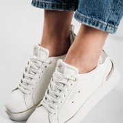 Beverly Hills Polo Club με διακριτικές χρυσές λεπτομέρειες και minimal γραμμή ΑΣΠΡΟ Beverly Hills Polo Club με διακριτικές χρυσές λεπτομέρειες και minimal γραμμή ΑΣΠΡΟ