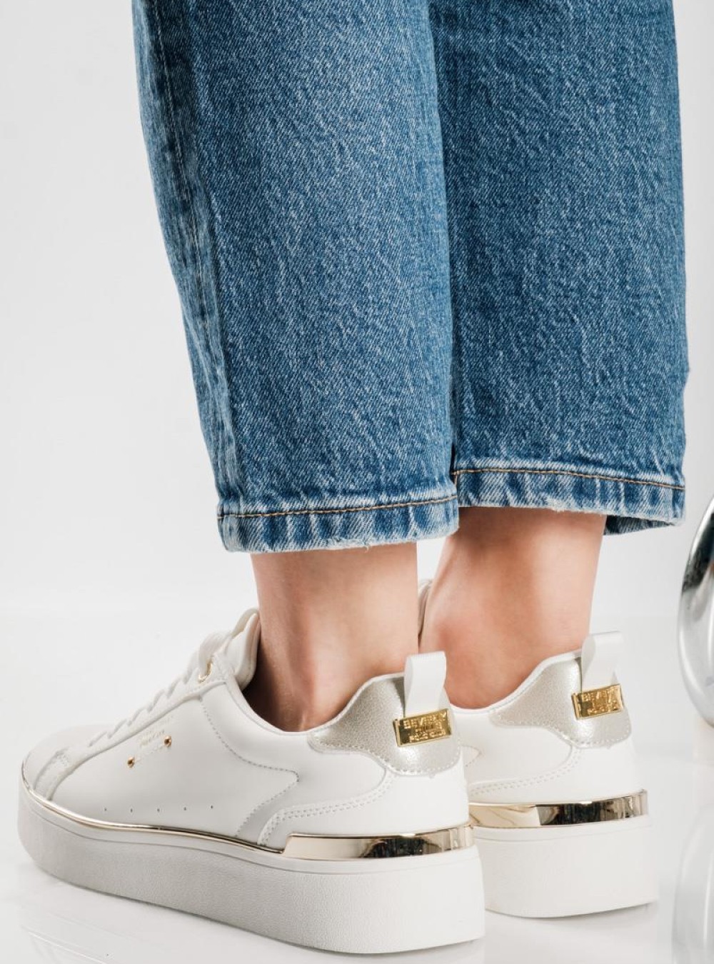 BEVERLY HILLS POLO CLUB γυναικεία sneakers με διακριτικές χρυσές λεπτομέρειες και minimal γραμμή ΑΣΠΡΟ BEVERLY HILLS POLO CLUB γυναικεία sneakers με διακριτικές χρυσές λεπτομέρειες και minimal γραμμή ΑΣΠΡΟ