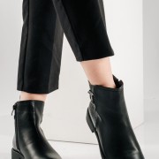 Casual flat μποτάκια με κροκό λεπτομέρεια στο πίσω μέρος και μεταλλικό διακοσμητικό ΜΑΥΡΟ Casual flat μποτάκια με κροκό λεπτομέρεια στο πίσω μέρος και μεταλλικό διακοσμητικό ΜΑΥΡΟ