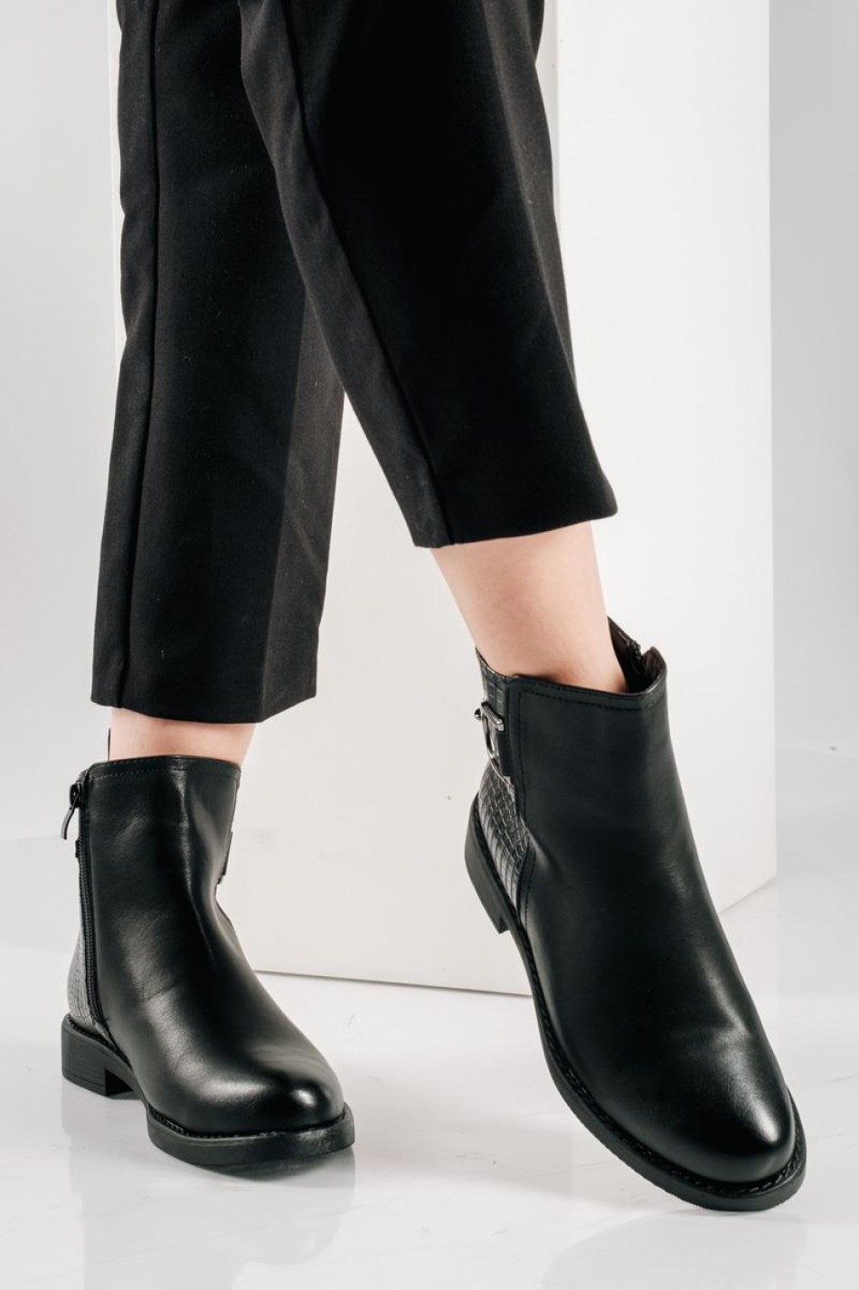 Casual flat μποτάκια με κροκό λεπτομέρεια στο πίσω μέρος και μεταλλικό διακοσμητικό ΜΑΥΡΟ Casual flat μποτάκια με κροκό λεπτομέρεια στο πίσω μέρος και μεταλλικό διακοσμητικό ΜΑΥΡΟ