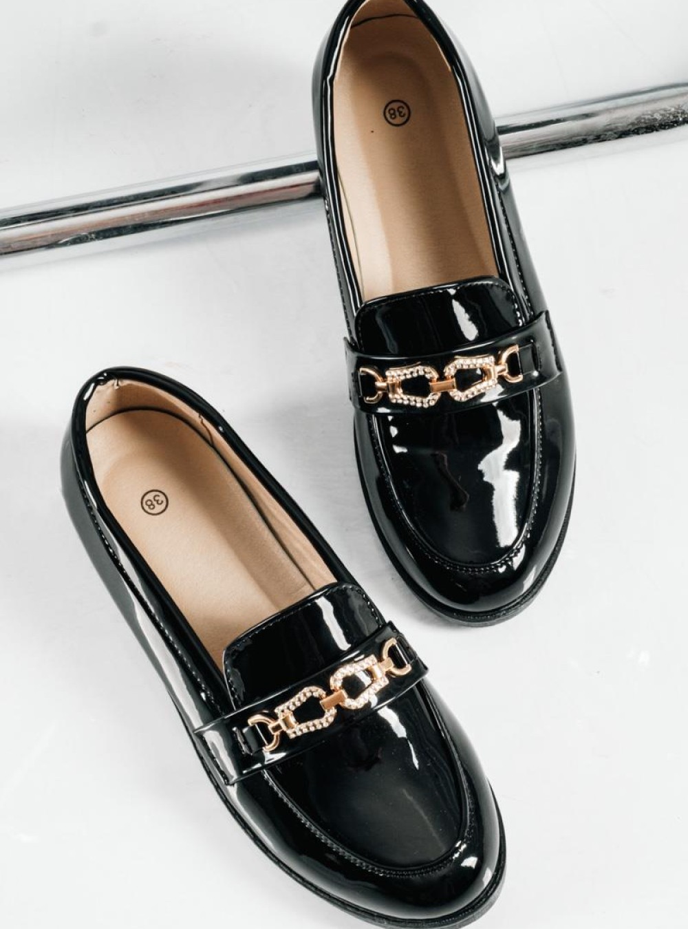 Λουστρίνι Loafers με διακοσμητική χρυσή αγκράφα στο επάνω μέρος ΜΑΥΡΟ Λουστρίνι Loafers με διακοσμητική χρυσή αγκράφα στο επάνω μέρος ΜΑΥΡΟ