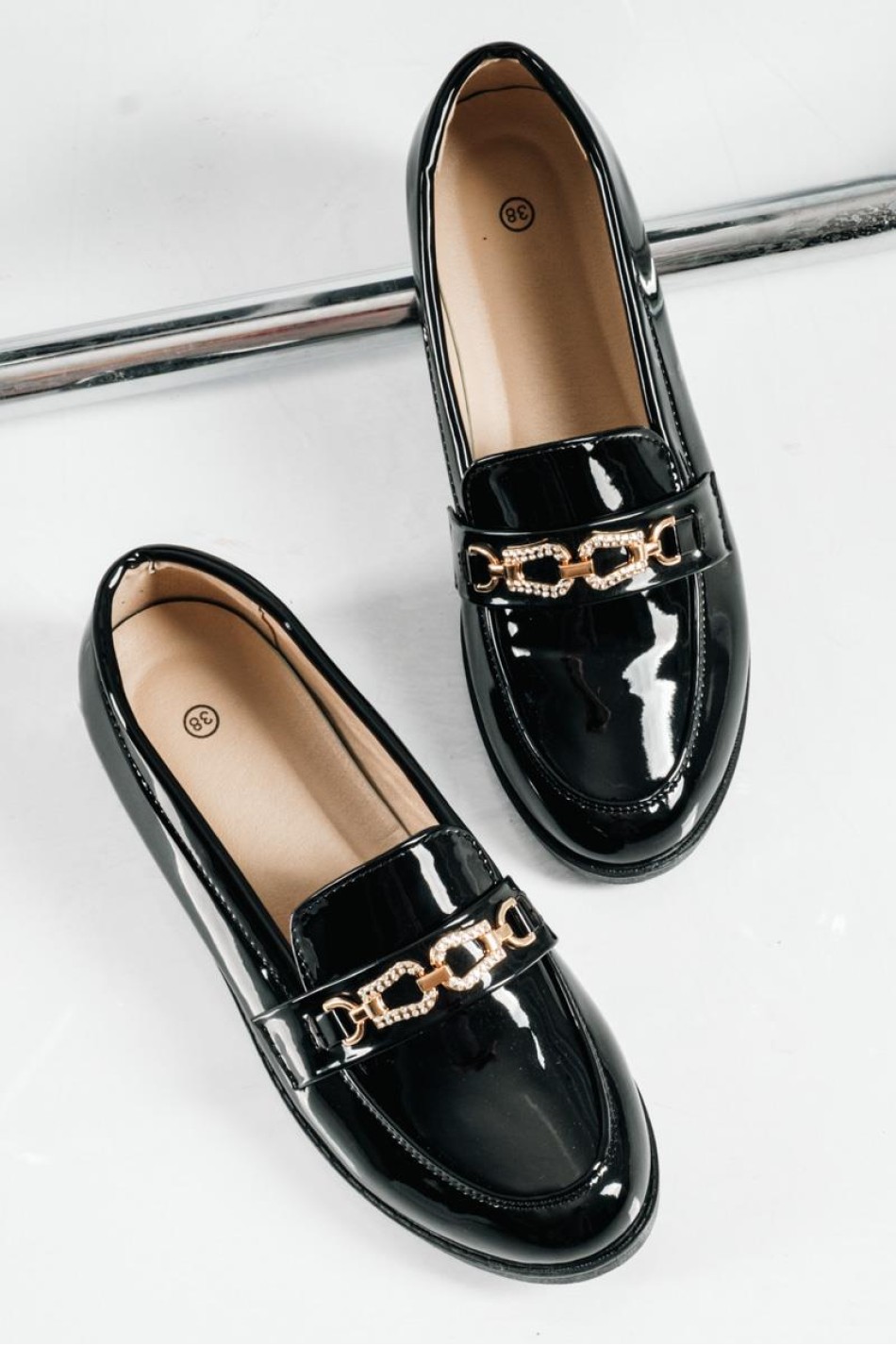 Λουστρίνι Loafers με διακοσμητική χρυσή αγκράφα στο επάνω μέρος ΜΑΥΡΟ