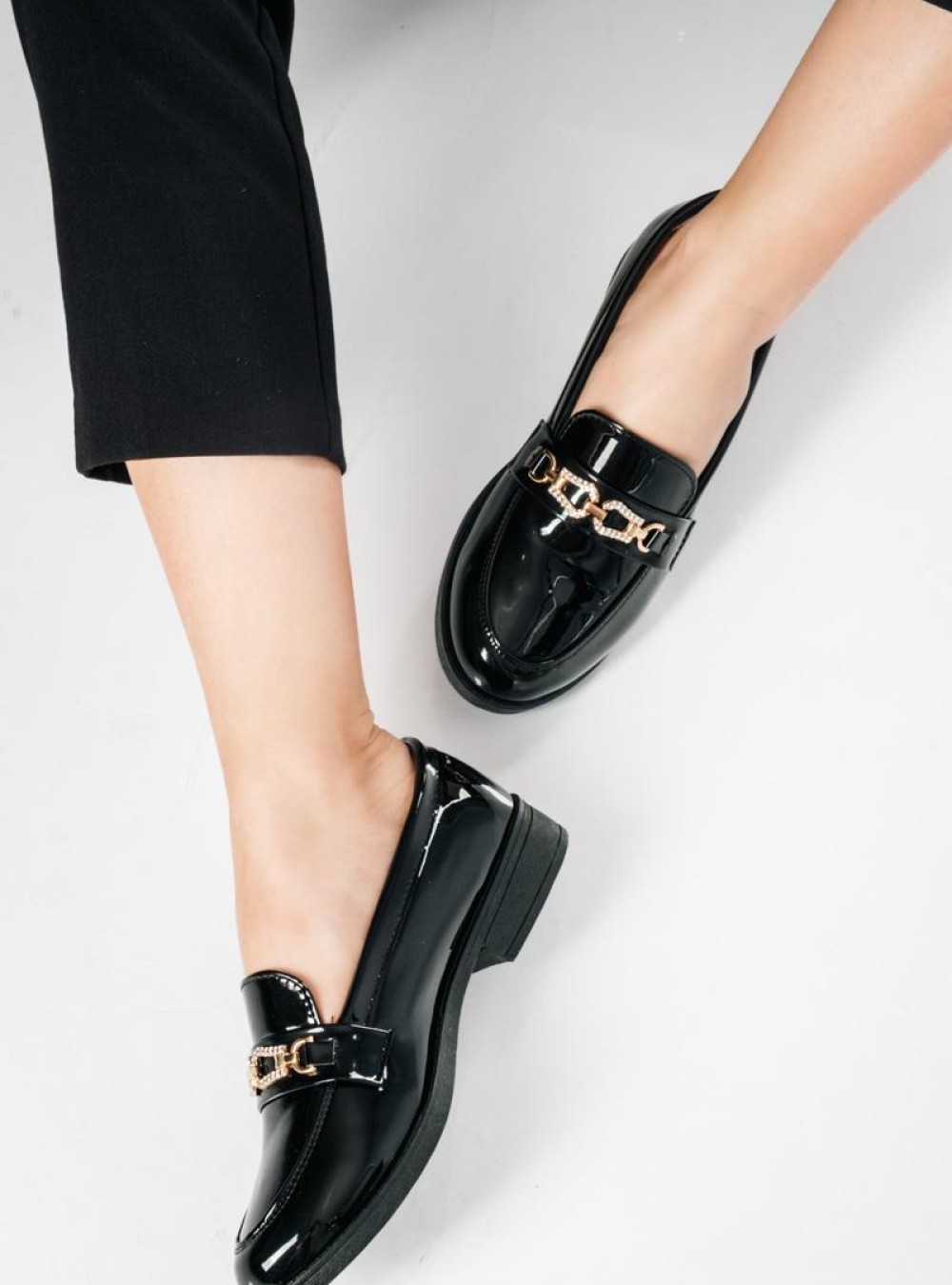 Λουστρίνι Loafers με διακοσμητική χρυσή αγκράφα στο επάνω μέρος ΜΑΥΡΟ Λουστρίνι Loafers με διακοσμητική χρυσή αγκράφα στο επάνω μέρος ΜΑΥΡΟ