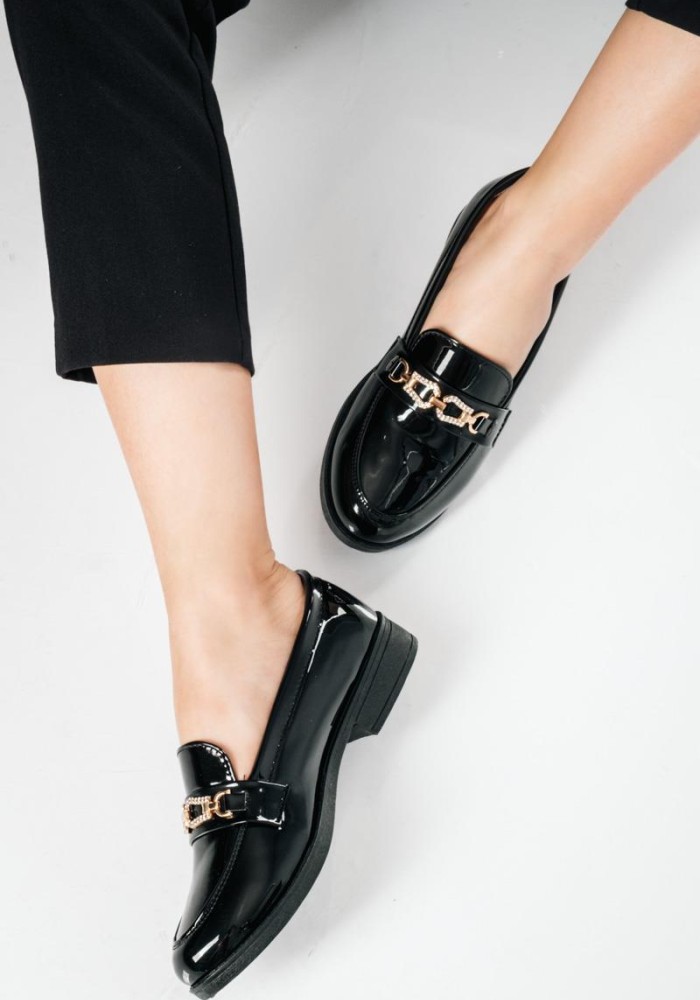 Λουστρίνι Loafers με διακοσμητική χρυσή αγκράφα στο επάνω μέρος ΜΑΥΡΟ