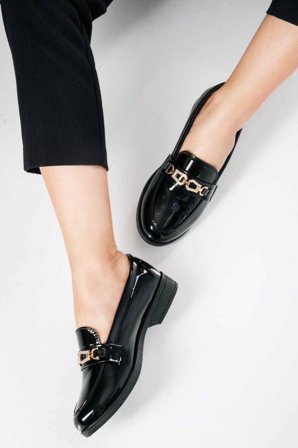 Λουστρίνι Loafers με διακοσμητική χρυσή αγκράφα στο επάνω μέρος ΜΑΥΡΟ Λουστρίνι Loafers με διακοσμητική χρυσή αγκράφα στο επάνω μέρος ΜΑΥΡΟ