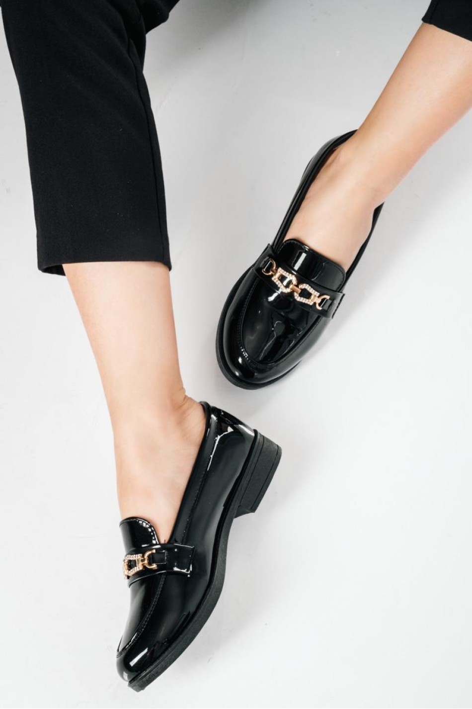 Λουστρίνι Loafers με διακοσμητική χρυσή αγκράφα στο επάνω μέρος ΜΑΥΡΟ