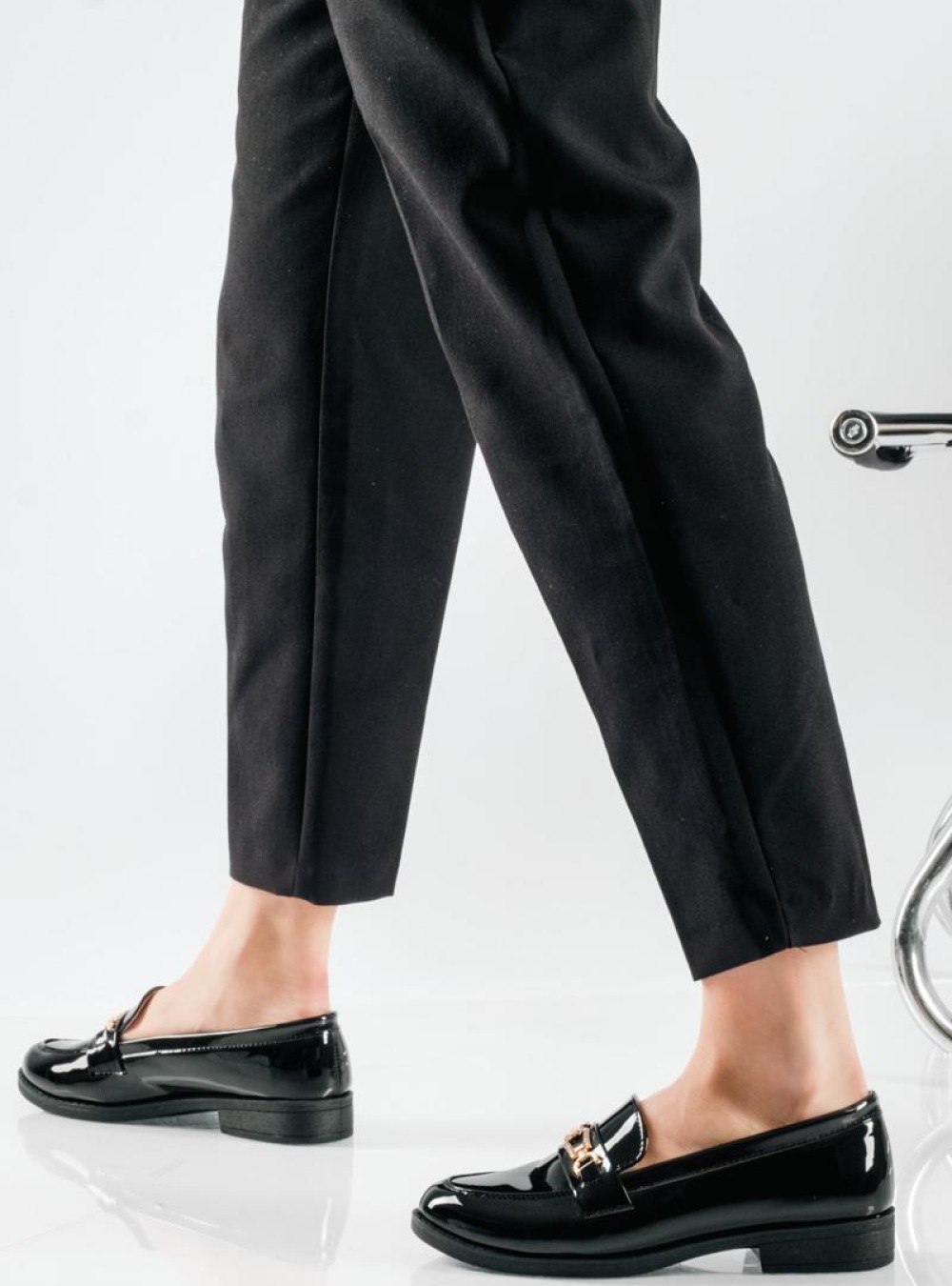 Λουστρίνι Loafers με διακοσμητική χρυσή αγκράφα στο επάνω μέρος ΜΑΥΡΟ Λουστρίνι Loafers με διακοσμητική χρυσή αγκράφα στο επάνω μέρος ΜΑΥΡΟ
