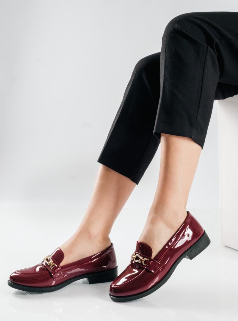 Λουστρίνι Loafers με διακοσμητική χρυσή αγκράφα στο επάνω μέρος ΜΠΟΡΝΤΩ Λουστρίνι Loafers με διακοσμητική χρυσή αγκράφα στο επάνω μέρος ΜΠΟΡΝΤΩ