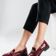 Λουστρίνι Loafers με διακοσμητική χρυσή αγκράφα στο επάνω μέρος ΜΠΟΡΝΤΩ Λουστρίνι Loafers με διακοσμητική χρυσή αγκράφα στο επάνω μέρος ΜΠΟΡΝΤΩ