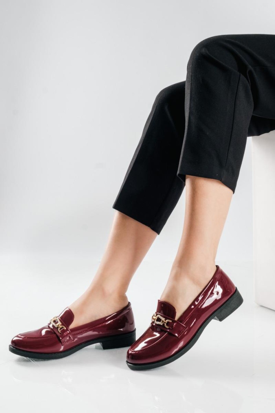 Λουστρίνι Loafers με διακοσμητική χρυσή αγκράφα στο επάνω μέρος ΜΠΟΡΝΤΩ