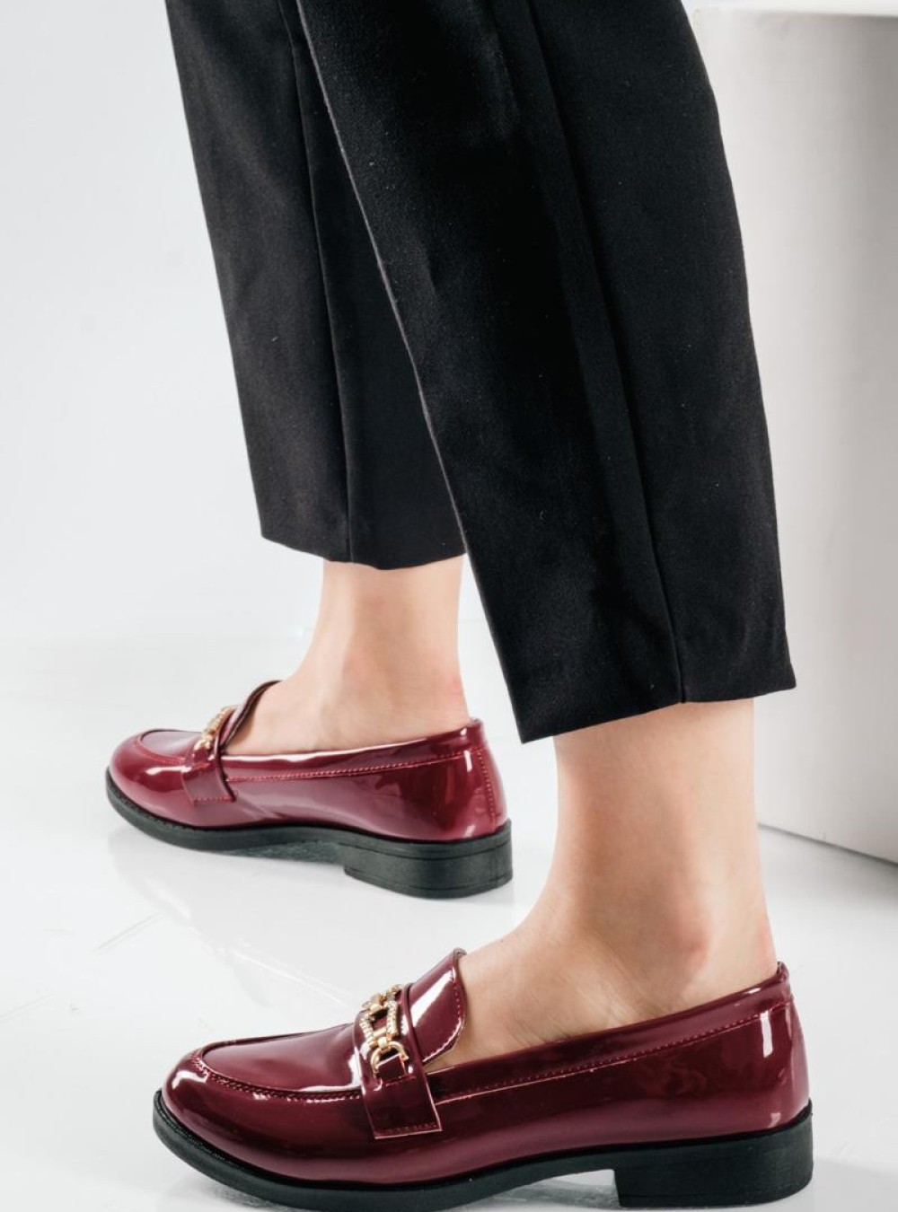 Λουστρίνι Loafers με διακοσμητική χρυσή αγκράφα στο επάνω μέρος ΜΠΟΡΝΤΩ Λουστρίνι Loafers με διακοσμητική χρυσή αγκράφα στο επάνω μέρος ΜΠΟΡΝΤΩ
