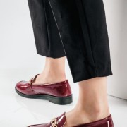 Λουστρίνι Loafers με διακοσμητική χρυσή αγκράφα στο επάνω μέρος ΜΠΟΡΝΤΩ Λουστρίνι Loafers με διακοσμητική χρυσή αγκράφα στο επάνω μέρος ΜΠΟΡΝΤΩ