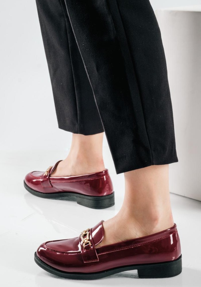 Λουστρίνι Loafers με διακοσμητική χρυσή αγκράφα στο επάνω μέρος ΜΠΟΡΝΤΩ