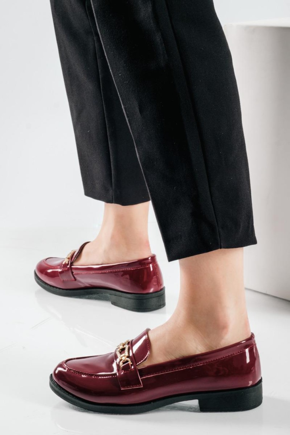 Λουστρίνι Loafers με διακοσμητική χρυσή αγκράφα στο επάνω μέρος ΜΠΟΡΝΤΩ