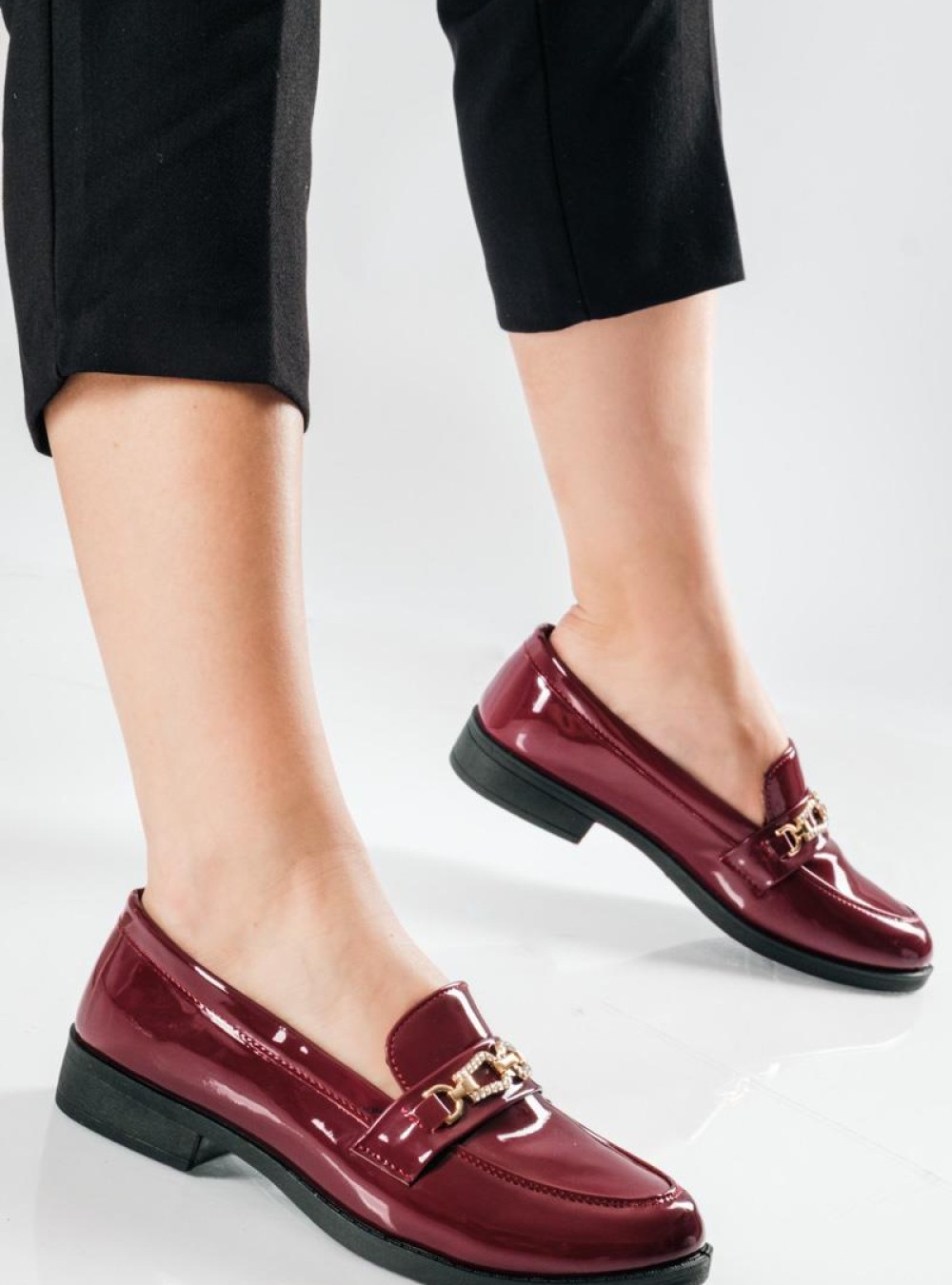Λουστρίνι Loafers με διακοσμητική χρυσή αγκράφα στο επάνω μέρος ΜΠΟΡΝΤΩ Λουστρίνι Loafers με διακοσμητική χρυσή αγκράφα στο επάνω μέρος ΜΠΟΡΝΤΩ