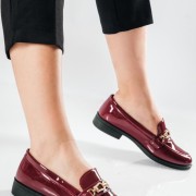Λουστρίνι Loafers με διακοσμητική χρυσή αγκράφα στο επάνω μέρος ΜΠΟΡΝΤΩ Λουστρίνι Loafers με διακοσμητική χρυσή αγκράφα στο επάνω μέρος ΜΠΟΡΝΤΩ
