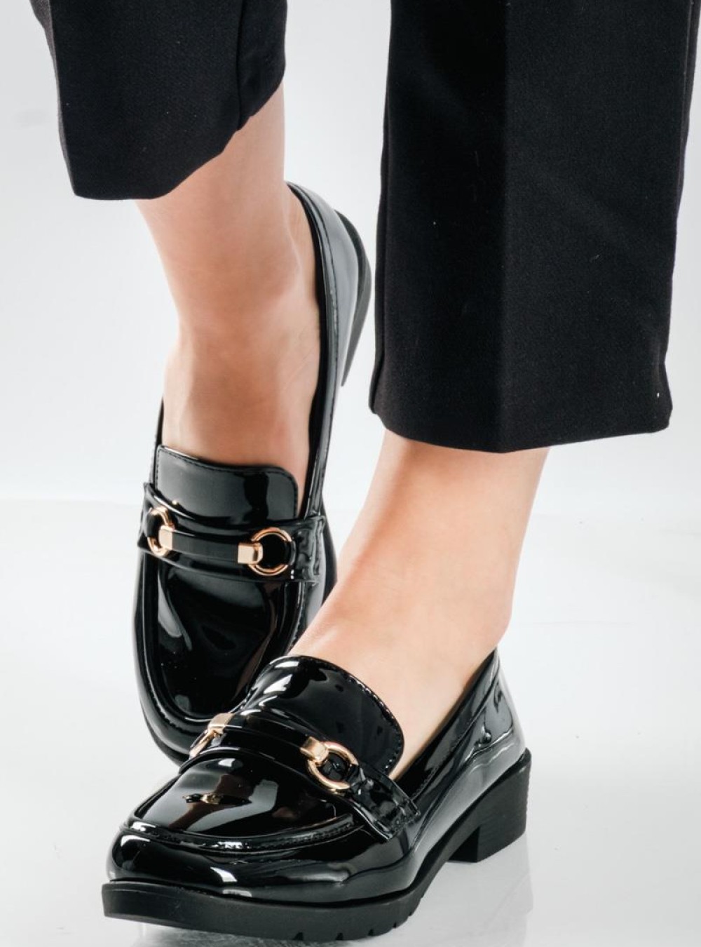 Λουστρίνι Loafers με glossy φινίρισμα και διακριτική χρυσή αγκράφα ΜΑΥΡΟ Λουστρίνι Loafers με glossy φινίρισμα και διακριτική χρυσή αγκράφα ΜΑΥΡΟ