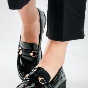 Λουστρίνι Loafers με glossy φινίρισμα και διακριτική χρυσή αγκράφα ΜΑΥΡΟ Λουστρίνι Loafers με glossy φινίρισμα και διακριτική χρυσή αγκράφα ΜΑΥΡΟ