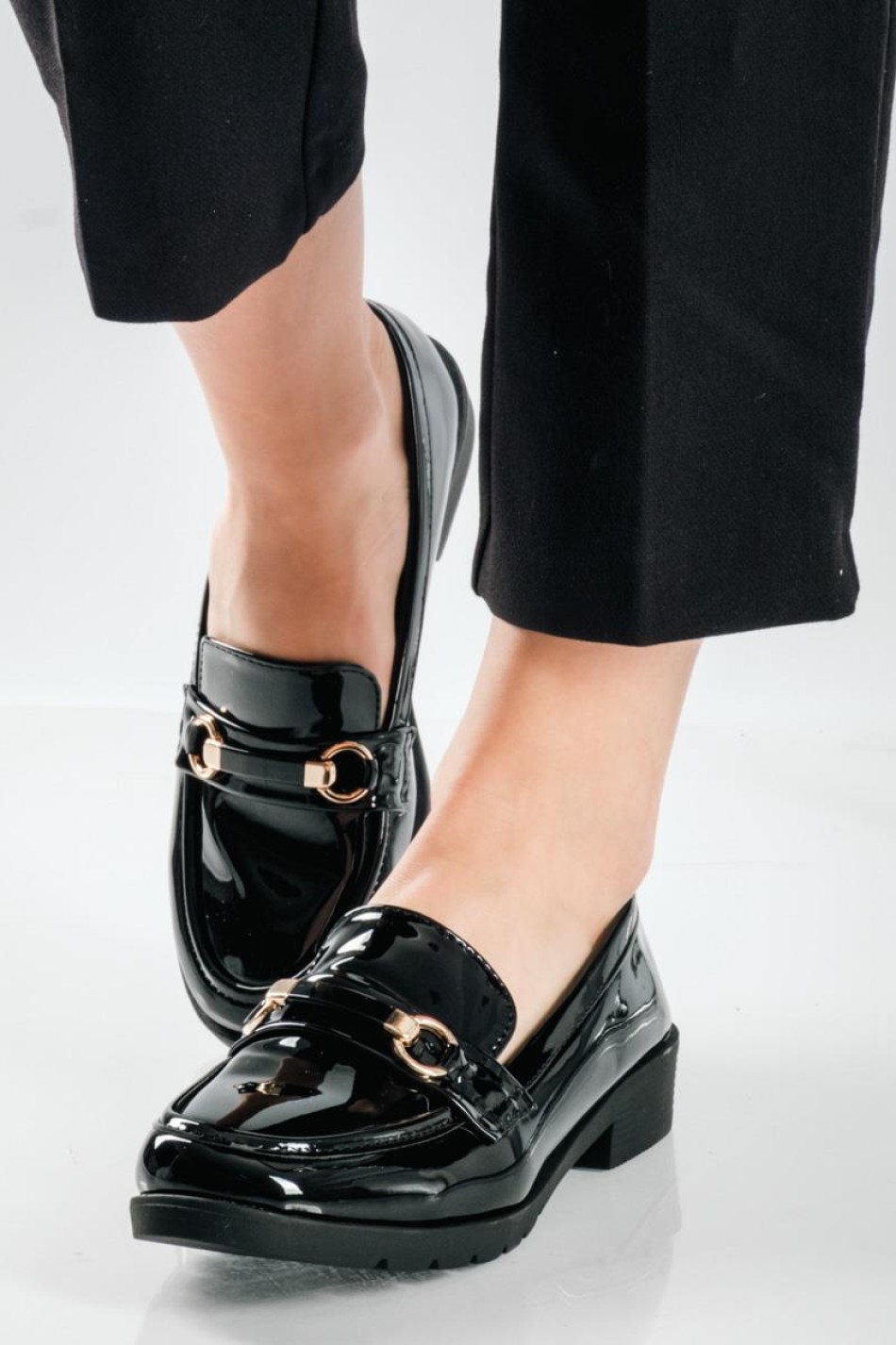 Λουστρίνι Loafers με glossy φινίρισμα και διακριτική χρυσή αγκράφα ΜΑΥΡΟ Λουστρίνι Loafers με glossy φινίρισμα και διακριτική χρυσή αγκράφα ΜΑΥΡΟ